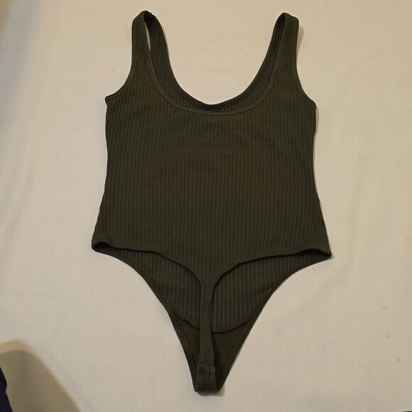 aritzia Wilfred free olive color  bodysuit (tank) small - Picture 3 of 7